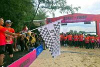 Para peserta lomba lari pantai (Beach run) bertajuk The Seaside Adventure Tuban bersiap di garis Start, (Assayid Annazili/Liputansatu.id).