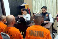 Tiga pelaku pencurian kendaraan bermotor menjalani pemeriksaan di Mapolres Situbondo, (Fia Rahma/Liputansatu.id).