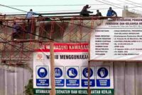 Abaikan K3, para pekerja di proyek pembangunan Puskesmas Merakurak tidak mengenakan APD meski berada di area ketinggian, (Assayid Annazili/Liputansatu.id).