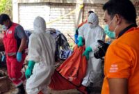 Petugas Inafis Polres Tuban melakukan evakuasi jenazah lansia dari celah tebing kapur Grabagan, (Assayid Annazili/Liputansatu.id).