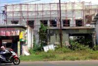 Masih terdapat pekerjaan yang tidak menggunakan alat keselamatan meski di area ketinggian di Proyek pembangunan Puskesmas Merakurak, (Assayid Annazili/Liputansatu.id).