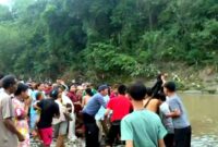 Warga berusaha menolong seorang pria yang tenggelam di Sungai Sampean Baru, Situbondo, (Fia Rahma/Liputansatu.id).
