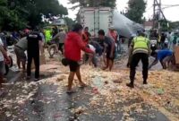 Proses evakuasi kecelakaan di Pantura Situbondo berjalan dramatis, (Fia Rahma/Liputansatu.id).