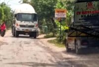 Lalu-lalang truk milik CV MK Beton di Desa Sokosari dikeluhkan warga karena menimbulkan debu dan kerusakan jalan. (Assayid Annazili/Liputansatu.id).