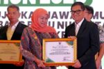 Festival Industri Hijau Jawa Timur 2025:PT SBI Raih Penghargaan dari Gubernur Khofifah Penyerahan Penghargaan Industri Hijau untuk PT Solusi Bangun Indonesia (SBI)