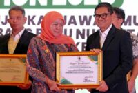Gubernur Jawa Timur menyerahkan penghargaan Industri Hijau kepada perwakilan PT Solusi Bangun Indonesia pada Festival Industri Hijau Jawa Timur 2025 di Surabaya, (Assayid Annazili/Liputansatu.id).