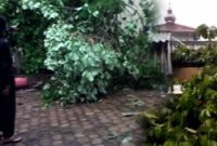 Kondisi SMAN 2 Tuban setelah diterjang angin puting beliung, (Assayid Annazili/Liputansatu.id).