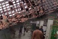 Puluhan rumah di dua Desa Kecamatan Semanding mengalami kerusakan parah setelah sebelumnya diterjang angin puting beliung, (Assayid Annazili/Liputansatu.id).