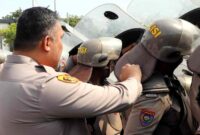 Kapolres Tuban AKBP William Cornelis Tanasale saat meninjau latihan DALMAS di halaman Mapolres Tuban, (Ist/Liputansatu.id).