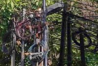 DLHP Tuban memberi ultimatum keras kepada operator internet yang masih menumpang di tiang PJU, (Assayid Annazili/Liputansatu.id).