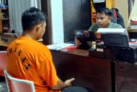 Tersangka penggelapan uang loket RS Situbondo menjalani pemeriksaan di Polres, (Fia Rahma/LiputanSatu.id).