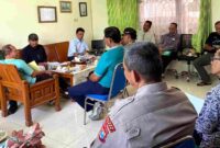 Suasana mediasi antara Pemdes Bangunrejo dengan pemilik kios yang di gugur, (Assayid Annazili/Liputansatu.id).