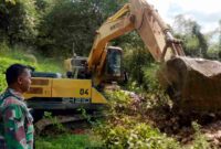 Babinsa bersama Pemdes dan warga Bogorejo melaksanakan kegiatan normalisasi Kali Sowan. (Sa/Liputansatu.id).