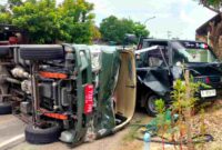 Kondisi mobil Transpas Lapas Tuban yang mengalami kecelakaan di wilayah Desa Semo, Kecamatan Plumpang, Kabupaten Tuban, Senin (15/12/2025), (Assayid Annazili/Liputansatu.id).