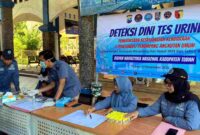 Petugas dari BNN Tuban melakukan kegiatan deteksi dini penyalahgunaan narkoba di Terminal Kambang Putih kepada para pengemudi angkutan umum, (Assayid Annazili/Liputansatu.id).