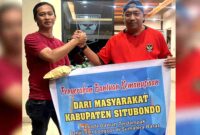 Bupati Situbondo, Yusuf Rio Wahyu Prayogo menyampaikan bantuan langsung kepada warga Solok, Sumatera Barat, (Fia Rahma/Liputansatu.id).