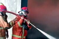 Tim pemadam dari Damkar Situbondo berusaha memadamkan api yang membakar Gudang Snack di Panarukan, (Fia Rahma/Liputansatu.id).