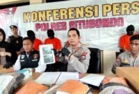Kapolres Situbondo AKBP Rezi Dharmawan didampingi jajaran Satreskrim saat memimpin konferensi pers pengungkapan 19 kasus kekerasan seksual terhadap anak sepanjang tahun 2025 di Mapolres Situbondo, Jumat (19/12/2025), (Fia Rahma/Liputansatu.id).