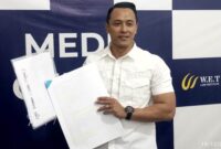 Kuasa hukum Kepala Desa Tingkis menunjukkan transkrip percakapan kliennya dengan pihak terkait, (Assayid Annazili/Liputansatu.id).