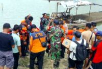 Tim SAR dari BPBD Tuban dibantu Polsek Rengel bersama warga melakukan operasi pencarian di area sekitar korban terakhir terlihat, (Assayid Annazili/Liputansatu.id).