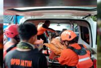 Petugas Tim SAR gabungan mengevakuasi jenazah Agus Winarto (37), warga Kecamatan Rengel, Kabupaten Tuban, yang ditemukan meninggal dunia setelah tenggelam di Sungai Bengawan Solo, Minggu (21/12/2025). Proses evakuasi dilakukan setelah korban ditemukan sekitar 400 meter dari lokasi awal kejadian, (Basarnas/Liputansatu.id).