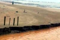 Limbah cucian pasir kuarsa yang dialirkan langsung ke pesisir Jenu Tuban, (Assayid Annazili/Liputansatu.id).