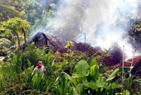 Warga berusaha memadamkan api menggunakan peralatan seadanya , (Assayid Annazili/Liputansatu.id).