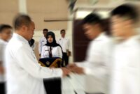 Kepala Rutan Kelas IIB Situbondo, Suwono, menyerahkan Remisi Khusus Natal Tahun 2025 kepada warga binaan beragama Nasrani dalam kegiatan yang berlangsung khidmat di Aula Baharudin Lopa, Kamis (25/12/2025), (Fia Rahma/Liputansatu.id).