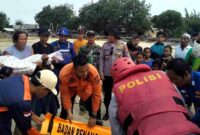 Petugas SAR gabungan bersama aparat kepolisian dan TNI mengevakuasi jasad bocah yang terseret ombak saat bermain di pantai Desa Tambakboyo, Kecamatan Tambakboyo, Kabupaten Tuban, Kamis (25/12/2025). Korban ditemukan meninggal dunia sekitar 200 meter dari lokasi awal kejadian, (Aji Swasto/Liputansatu.id).