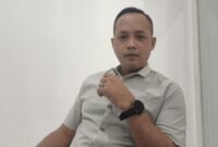 Khoirun Nasihin, kuasa hukum warga Desa Tingkis, saat memberikan keterangan kepada awak media terkait dugaan penyewaan lahan sawah milik PT SBI tanpa izin pemilik sah yang diduga melibatkan Kepala Desa Tingkis. Ia menegaskan perkara tersebut memenuhi unsur pidana penggelapan sebagaimana Pasal 372 KUHP, (Assayid Annazili/Liputansatu.id).