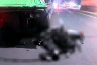 Pengendara motor menabrak truk trailer parkir di sisi jalan raya Sukarno-hatta Tuban, (Assayid Annazili/Liputansatu.id).