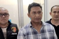 Kasatreskrim Polres Situbondo, AKP Agung Hartawan, didampingi anggota saat memberikan keterangan kepada wartawan mengenai perkembangan penyelidikan kasus satu keluarga yang ditemukan meninggal dunia di Desa Demung, Kecamatan Besuki, Kabupaten Situbondo, (Fia Rahma/Liputansatu.id).