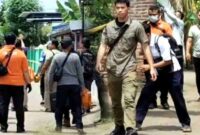 Tim INAFIS Polda Jawa Timur bersama penyidik Polres Situbondo memasuki lokasi rumah korban di Desa Demung, Kecamatan Besuki, untuk melakukan olah tempat kejadian perkara lanjutan terkait kasus satu keluarga yang ditemukan tewas didalam rumah, (Fia Rahma/Liputansatu.id).