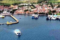 Suasana Pelabuhan Ketapang, Banyuwangi, tampak dari udara dengan aktivitas kapal penyeberangan menuju Pelabuhan Gilimanuk, Bali. Jalur ini menjadi salah satu fokus pengamanan dan kesiapsiagaan SAR Jatim selama libur Natal 2025 dan Tahun Baru 2026, (Basarnas).