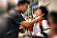 Sketsa ilustrasi menggambarkan kasus dugaan penganiayaan terhadap siswa sekolah dasar yang dilakukan oleh orang tua murid di Kecamatan Merakurak, Kabupaten Tuban. Ilustrasi ini bukan merupakan foto kejadian sebenarnya dan digunakan untuk kepentingan pemberitaan, (Assayid Annazili/Liputansatu.id).