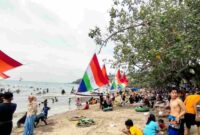 Ribuan wisatawan memadati Pantai Pasir Putih Situbondo pada libur Tahun Baru 2026, menyebabkan kepadatan arus lalu lintas di jalur Pantura, (Fia Rahma/Liputansatu.id).