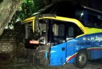 Kecelakaan lalu lintas antara bus dan mobil Suzuki Karimun di Jalur Tuban–Bancar, Desa Glondonggede, Tambakboyo, Tuban, (Assayid Annazili/Liputansatu.id).