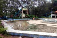 Kondisi Wana Wisata Kambang Putih di Kabupaten Tuban tampak terbengkalai. Kolam renang dan wahana permainan yang dulu menjadi daya tarik wisata keluarga kini tidak lagi berfungsi, (Assayid Annazili/Liputansatu.id).