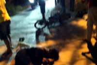 Warga membantu korban kecelakaan lalu lintas di jalur Semanding–Bektiharjo, Kabupaten Tuban, Sabtu (03/01/2026) malam. Kecelakaan diduga dipicu gundukan material proyek jalan tanpa rambu pengaman yang memadai, (Aji Swasto/Liputansatu.id).