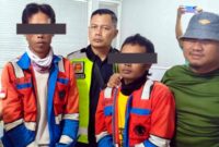 Dua tersangka kasus pencurian kabel grounding di area PT Solusi Bangun Indonesia (SBI), Kabupaten Tuban, diamankan Satreskrim Polres Tuban. Polisi turut menyita sejumlah barang bukti dan masih mendalami kasus tersebut, (Assayid Annazili/Liputansatu.id).