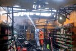 Kebakaran Toko Sembako Afif Mubarok di Panji Situbondo, Api Sempat Merembet ke Rumah Warga Petugas Damkar Padamkan Kebakaran Toko Sembako di Panji Situbondo