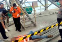 Petugas kepolisian melakukan pemeriksaan di lokasi Pelabuhan Khusus PT Semen Indonesia Grup (SIG), Desa Socorejo, Kecamatan Jenu, Kabupaten Tuban, usai ditemukannya seorang pekerja meninggal dunia. Polisi memastikan peristiwa tersebut non-kriminal, sementara penerapan SOP K3 dan pengawasan pekerja di lingkungan BUMN menjadi sorotan, (Assayid Annazili/Liputansatu.id).