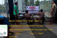 Petugas Satpol PP Kabupaten Tuban saat menyegel menara telekomunikasi tak berizin di Desa Dagangan, Kecamatan Parengan, (Assayid Annazili/Liputansatu.id).