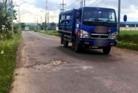 Ruas jalan Merakurak–Jenu, Tuban, yang tampak mengalami kerusakan di beberapa titik. Warga mengeluhkan lubang jalan yang membahayakan pengendara roda dua, terutama pada jam sibuk, (Aji Swasto/Liputansatu.id).