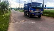 Ruas jalan Merakurak–Jenu, Tuban, yang tampak mengalami kerusakan di beberapa titik. Warga mengeluhkan lubang jalan yang membahayakan pengendara roda dua, terutama pada jam sibuk, (Aji Swasto/Liputansatu.id).