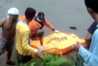 Petugas dari BPBD Situbondo bersama Tagana dan dibantu warga mengevakuasi jenazah yang ditemukan di Sungai Sampean Lama, (Fia Rahma/Liputansatu.id).