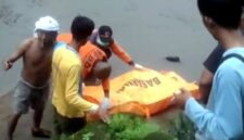 Petugas dari BPBD Situbondo bersama Tagana dan dibantu warga mengevakuasi jenazah yang ditemukan di Sungai Sampean Lama, (Fia Rahma/Liputansatu.id).