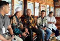 Kakek Masir asal Situbondo duduk bersama penasihat hukum dan pendampingnya usai menjalani rangkaian proses hukum terkait perkara pengambilan burung cendet di kawasan Taman Nasional Baluran, (Fia Rahma/Liputansatu.id).