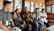 Kakek Masir asal Situbondo duduk bersama penasihat hukum dan pendampingnya usai menjalani rangkaian proses hukum terkait perkara pengambilan burung cendet di kawasan Taman Nasional Baluran, (Fia Rahma/Liputansatu.id).