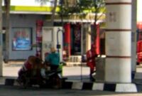 Pembeli solar bersubsidi menggunakan drum 200 liter diduga tanpa surat rekom dan abaikan konsumen kendaraan pribadi, (Assayid Annazili/Liputansatu.id).